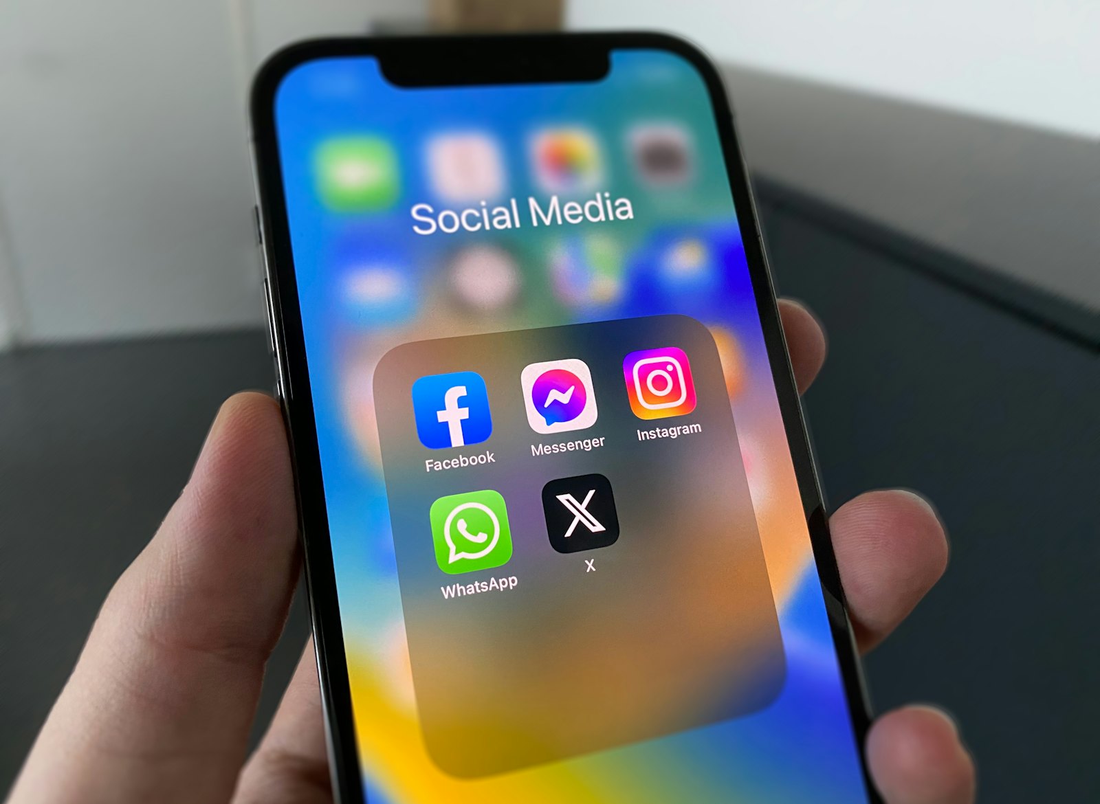 Smartphone affichant les applications Facebook, Instagram et WhatsApp
