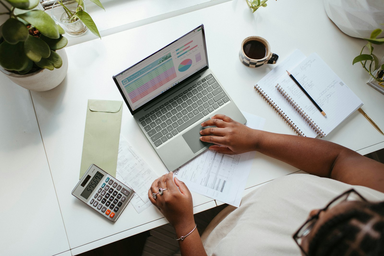 Calcul d'un budget publicitaire avec ordinateur portable et calculatrice